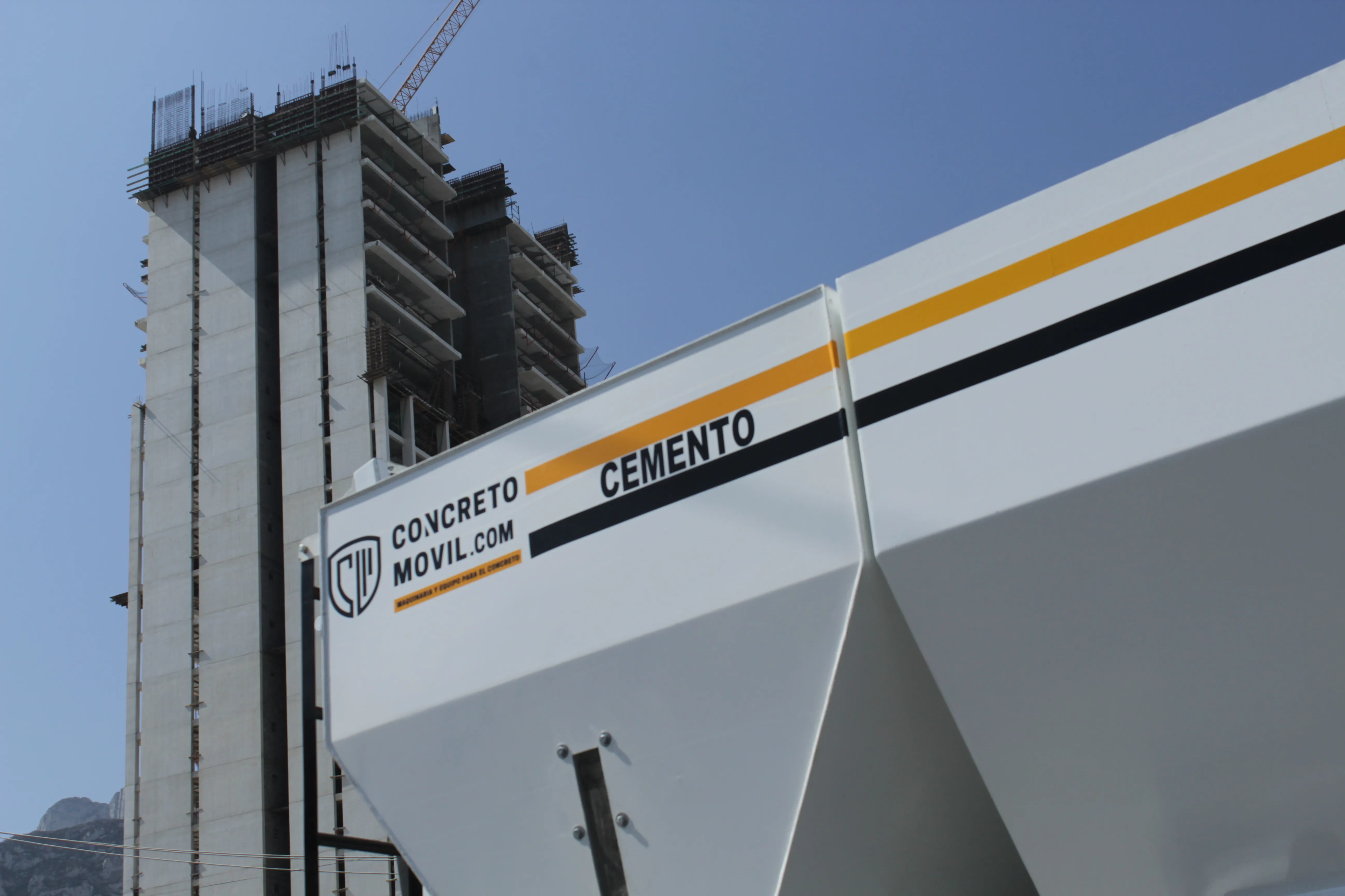 planta dosificadora de concreto móvil  apoyando una construcción vertical, suministro continuo de concreto en obra, renta vs compra: ¿qué opción te conviene para tu obra?